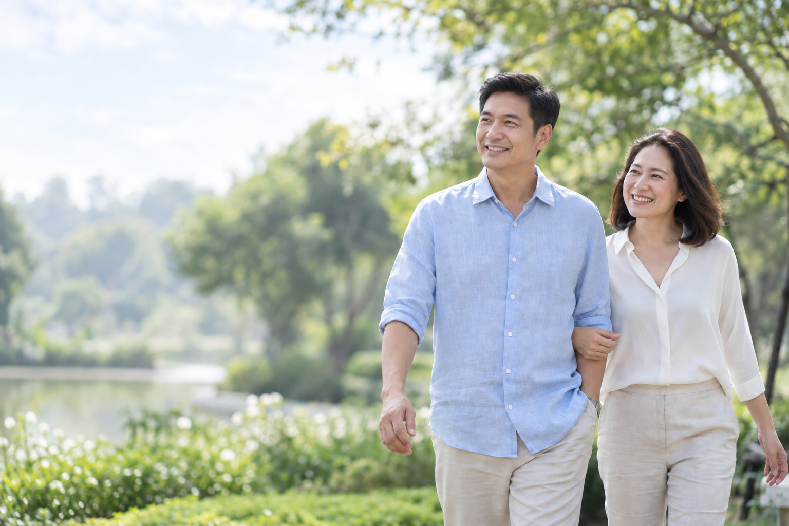 ชายและหญิงวัย 30 ปีขึ้นไป ยิ้มขณะเดินในสวน